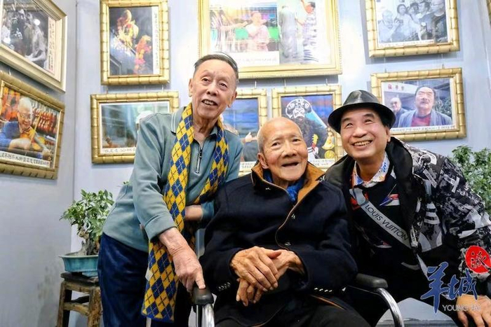 杨达（中）、黄俊英（左）合照。羊城晚报全媒体记者 陈秋明 摄