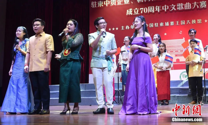 金边的柬埔寨中资企业员工参加中文歌曲大赛。黄耀辉摄