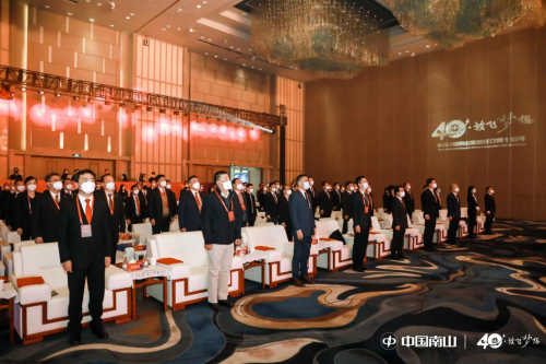 　　大会在雄壮的国歌声中开幕