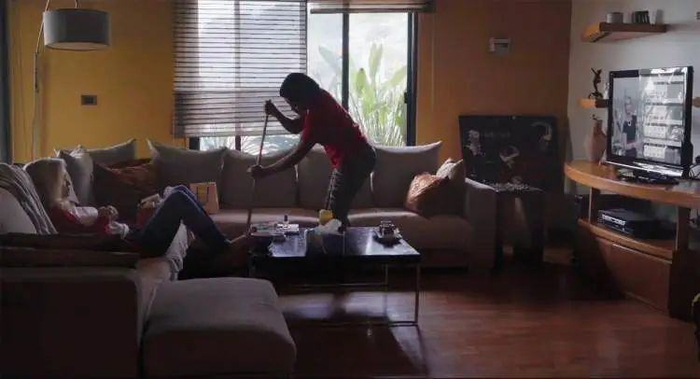 “外来劳工的人身自由、安全等各个方面，并没有被直接纳入到国家的法律保护范畴之内。”/《看不见风景的房间》剧照