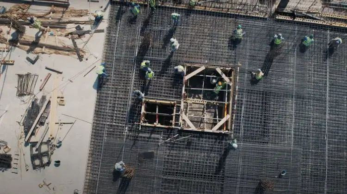 他们把青壮年最好的时光留在这里。/《工人足球杯》剧照