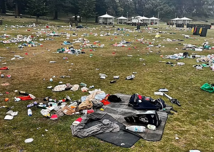 布朗特海滩垃圾散落一地（推特）