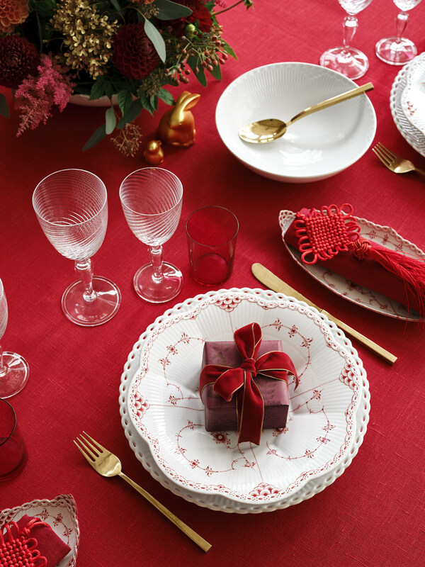 　　皇家哥本哈根中国限定全新宝石红半蕾丝唐草系列花瓣盘