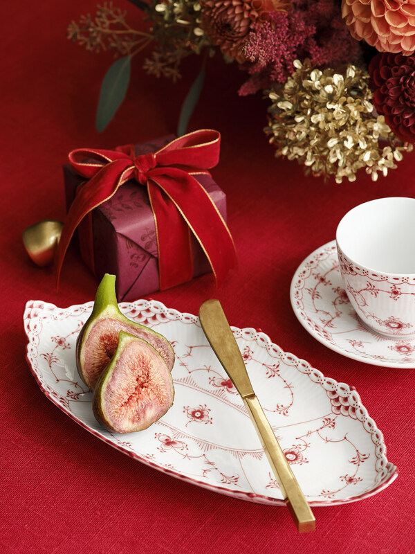 　　皇家哥本哈根中国限定全新宝石红半蕾丝唐草系列椭圆盘