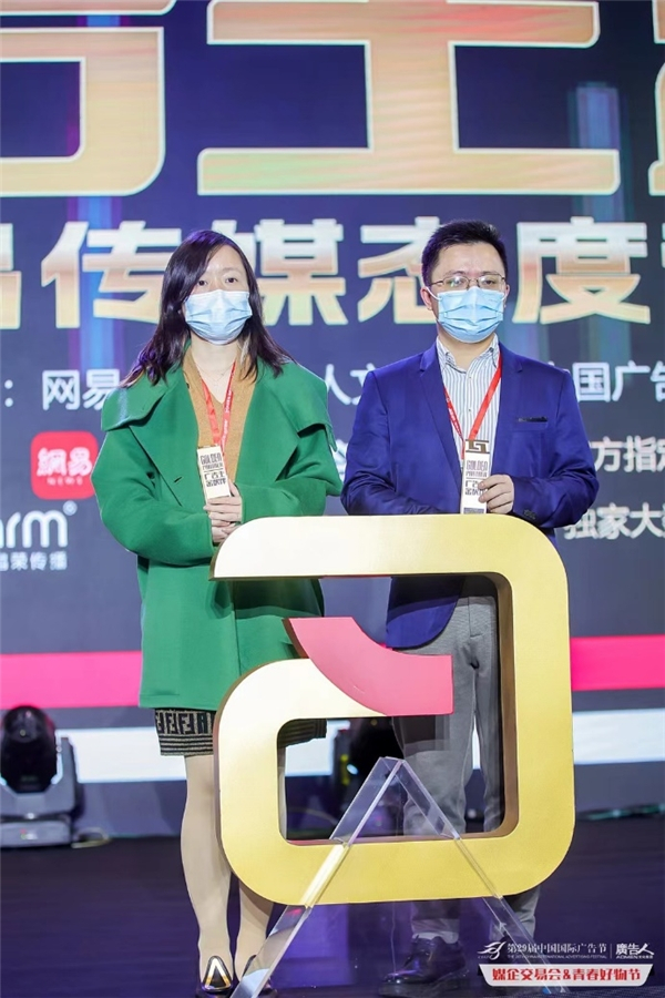 　　WEZO维卓品牌运营中心总监俞旭锋上台领奖