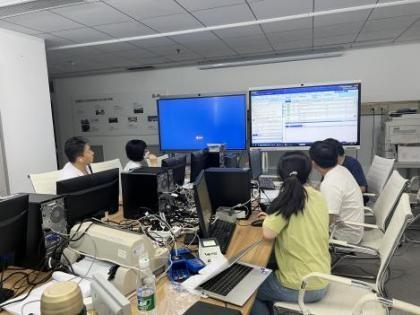 　　北大医信团队成员进行IIH使用培训