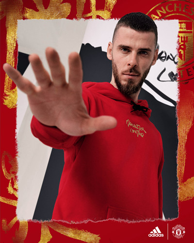 　　德赫亚上身演绎【中国定制·曼联书法系列】红金连帽卫衣