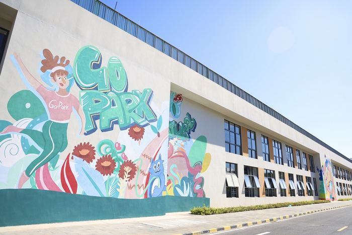 龙城公园停车场上盖涂鸦。