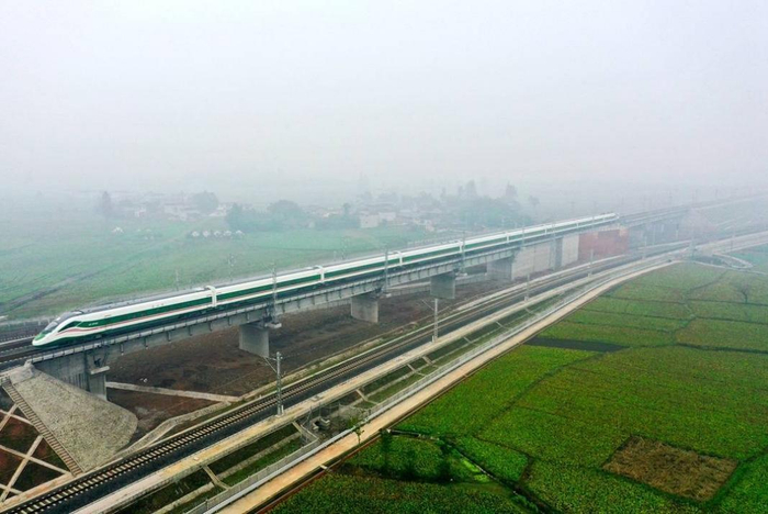 　　2022年12月23日，新型“复兴号”亮相新成昆铁路首次试跑。杨涛摄