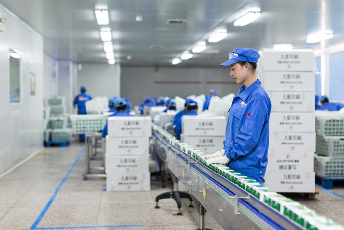 华润三九（北京）加班加点生产999小儿氨酚黄那敏颗粒、999抗病毒口服液。 ▲