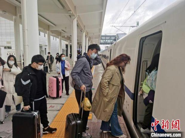 旅客在崇左南站有序乘车。　蒋雪林　摄