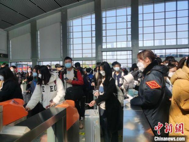 梧州南站组织旅客有序检票进站，　谭振波 摄