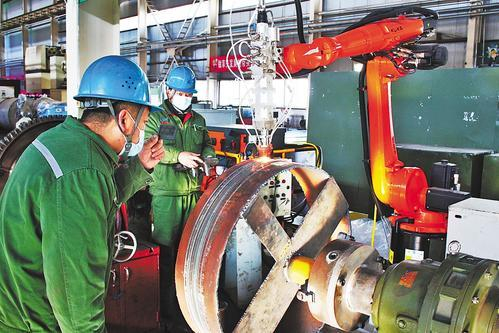     在河北瑞兆激光再制造技术股份有限公司，工作人员正在进行激光熔覆作业。 河北日报通讯员 张光辉摄