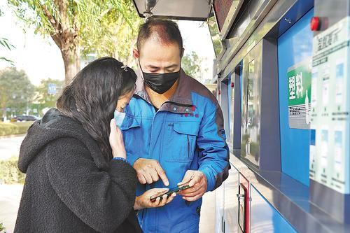     在唐山市路北区雅颂居小区，工作人员指导居民使用智能分类垃圾箱。 河北日报通讯员 李 昂摄