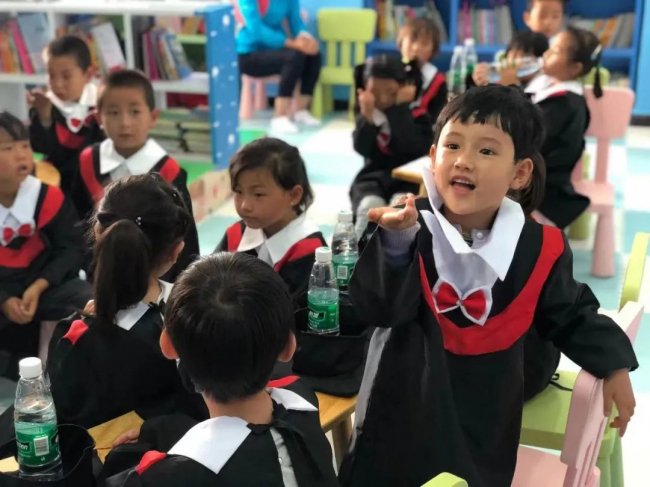 　　图/海原华润希望小镇幼儿园的孩子们在“怡宝水中童话”图书馆分享阅读绘本