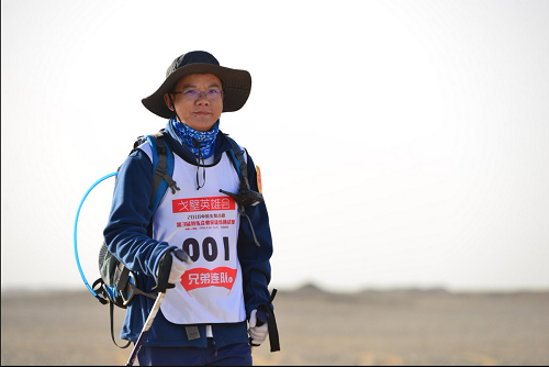 　　朱长江在戈壁挑战108公里徒步
