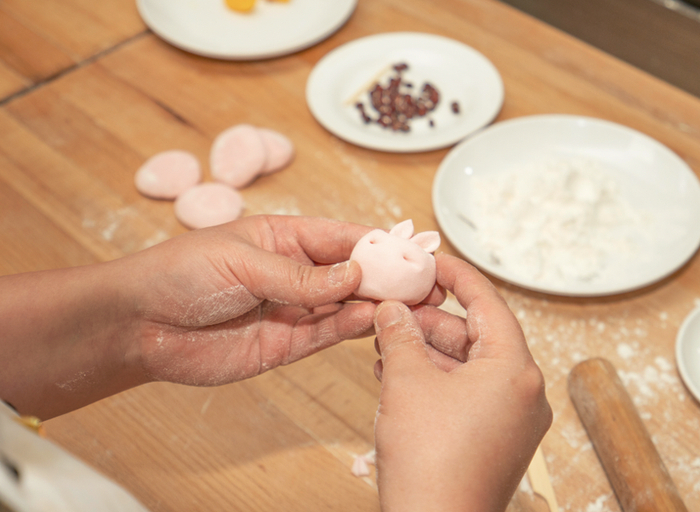图说：南翔馒头店的点心师制作兔兔包