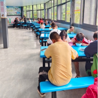 　　图：学生们在新食堂就餐