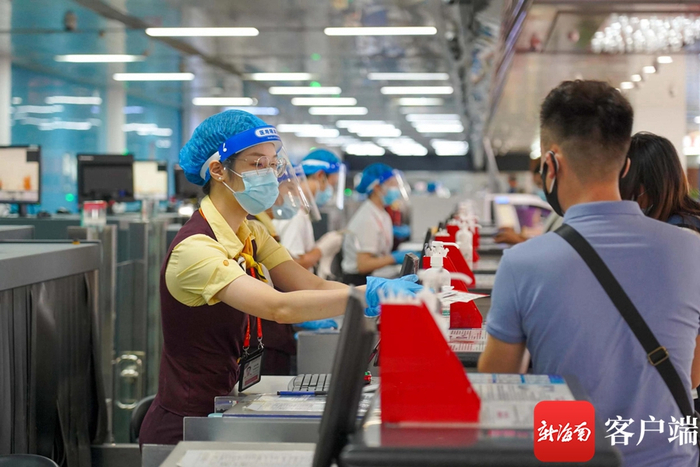 海口美兰国际机场旅客办理值机业务。美兰机场供图