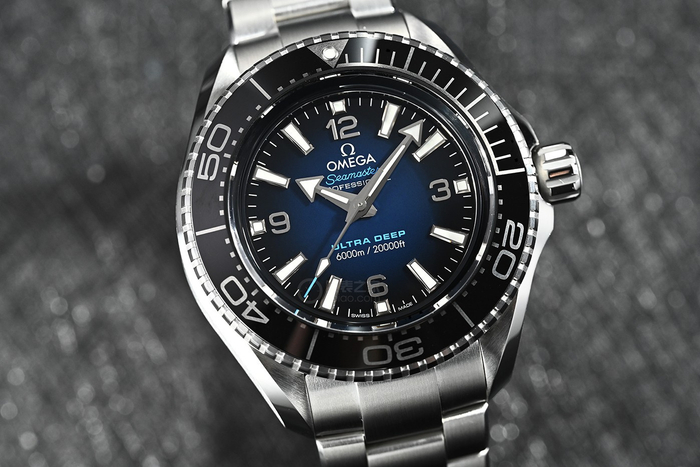 　　海洋宇宙Ultra Deep 6000米专业潜水表钢壳版