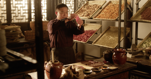 　　图说：良品铺子携手传统靖江肉脯技艺传承人打造地道美食