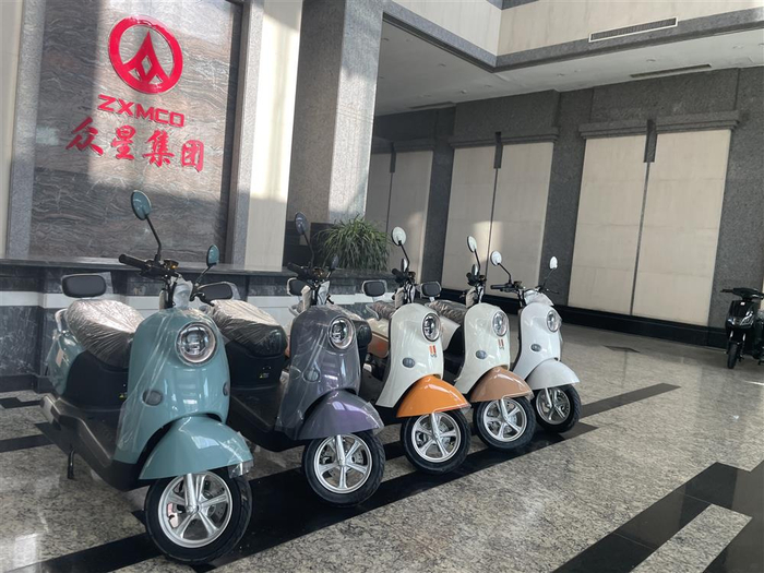 众星公司总部大楼内展示的样车。 于量 摄