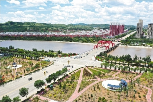         环境优美的北票市城区一角。                                                                                             本报记者  张  旭  摄