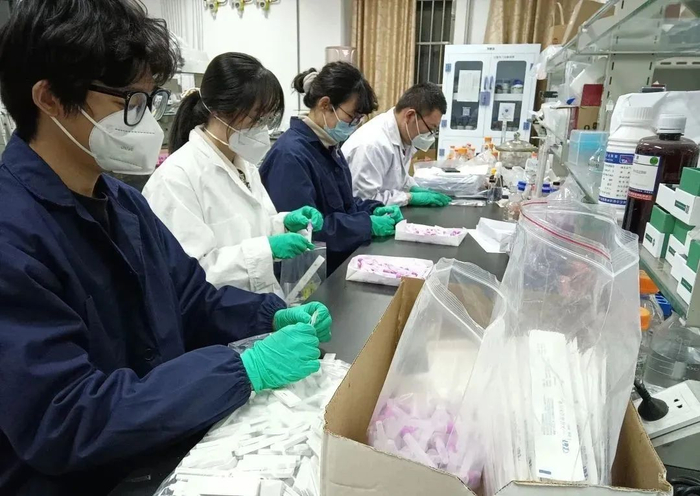 图为团队制作抗原检测盒