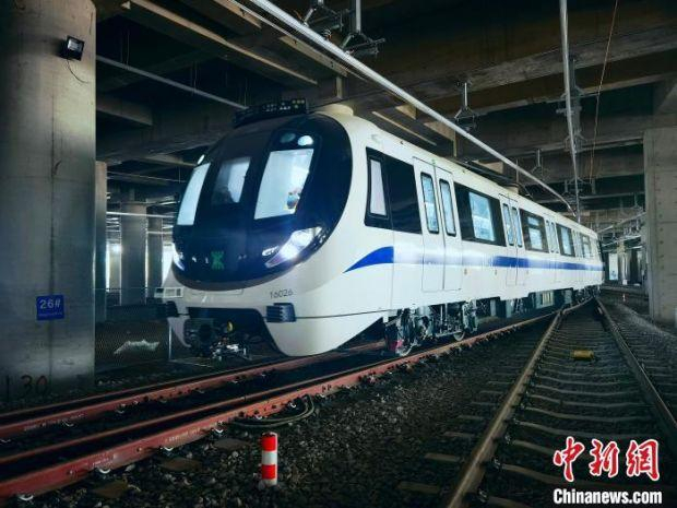 图为电客车驶出田心车辆段。　刘虹　摄