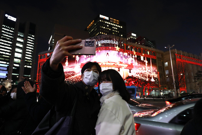 ↑在线旅游平台上，中国游客最关注的海外目的地排名前三为日本、韩国、泰国 图据视觉中国