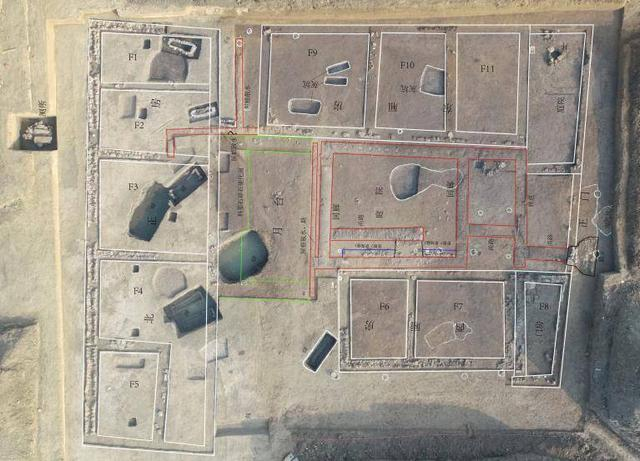 建筑基址发掘后航拍平面照及示意图（左北右南） 