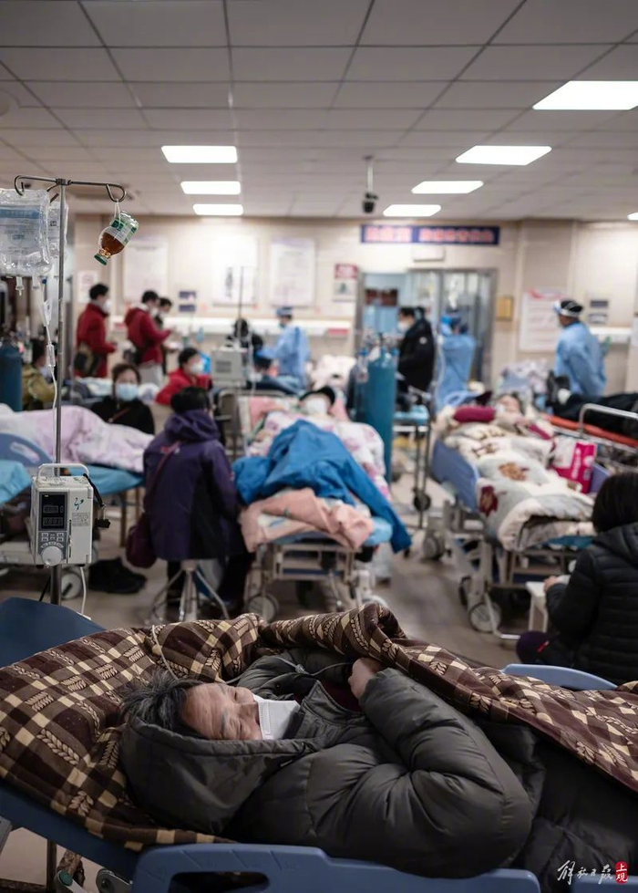 急诊室的患者中，老年人占了绝大多数。