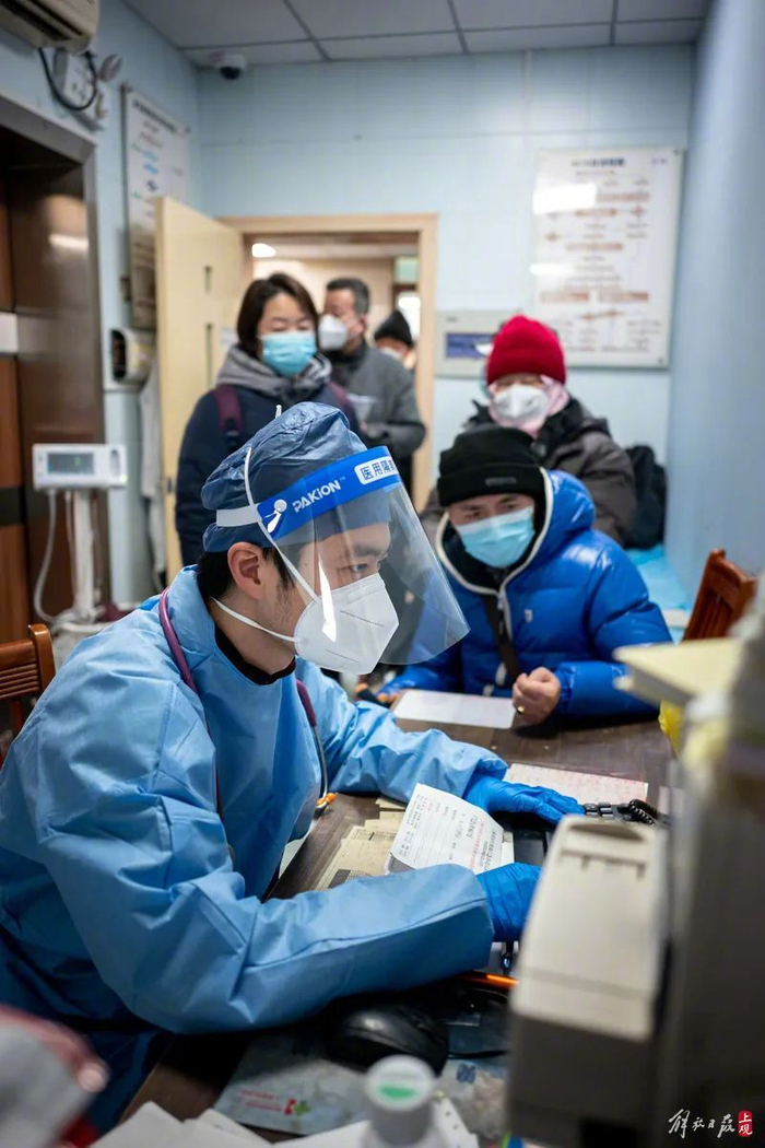 急诊室门口排起长队。