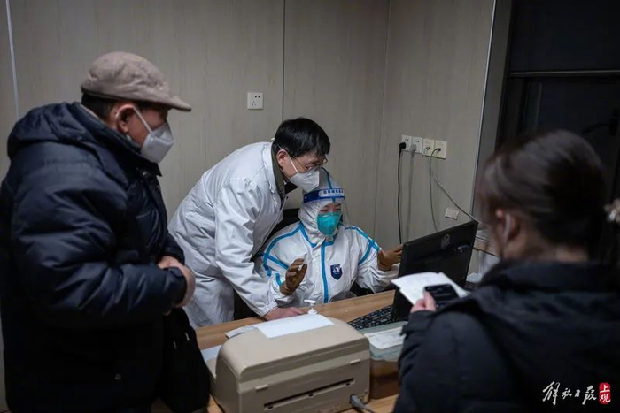 在发热门诊，赵震宇帮身着大白的医生在系统里找开药的条目。