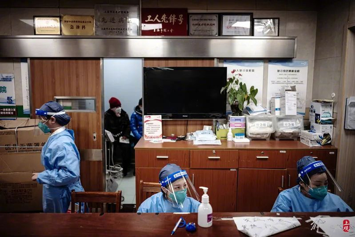 急诊的前台十分忙碌。