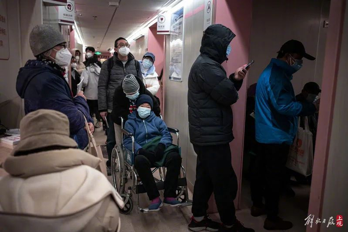 发热门诊的队伍不短，但比上周已经有所好转。