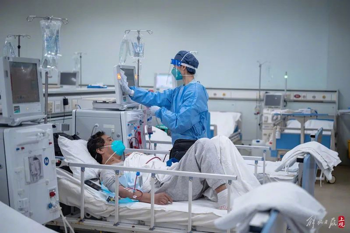 考虑到血透病患抵抗力较弱，岳阳医院血透室特别将阳性和阴性的病患进行了分班。