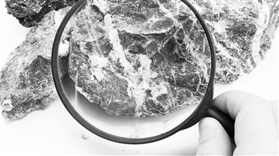 　　用放大镜放大后的石棉纤维 图片由视觉中国提供