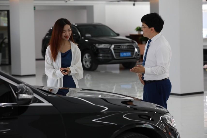 　　图：悦心车服务顾问正在进行接待工作