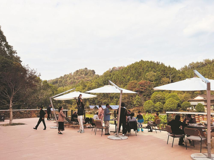     客人在陌野·小河弯弯野奢精品民宿休闲 李向阳 摄