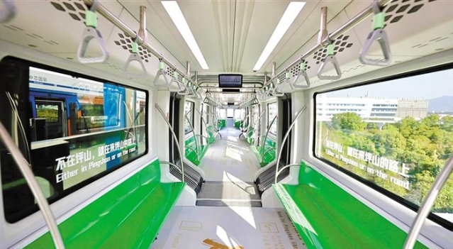 坪山云巴车厢内部敞亮整洁。