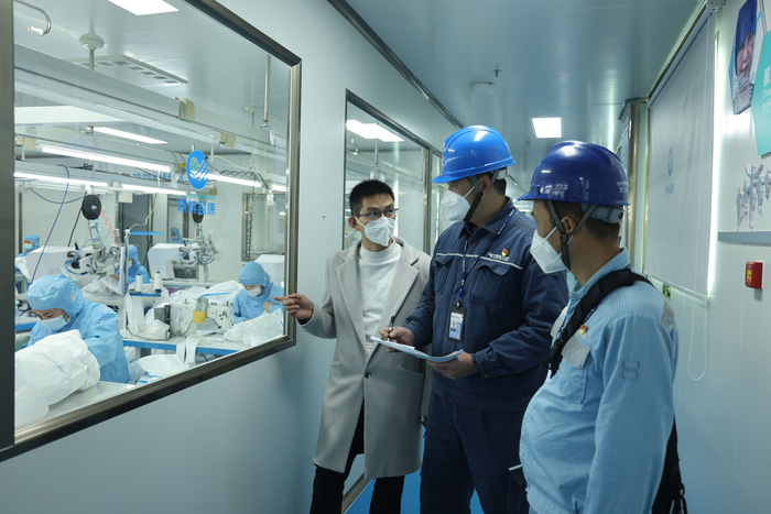 南方电网广西钦州灵山供电局灵城供电所党员服务队走进企业了解防疫医疗物资生产情况和用电需求。