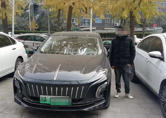 ▲袁先生的公司租出去的车后来“失联”，图为租赁人提车时拍的照片