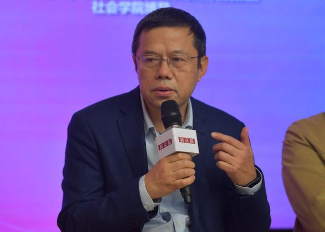 ▲陆杰华认为要借势广场舞发展养老产业。新京报记者 李木易 摄