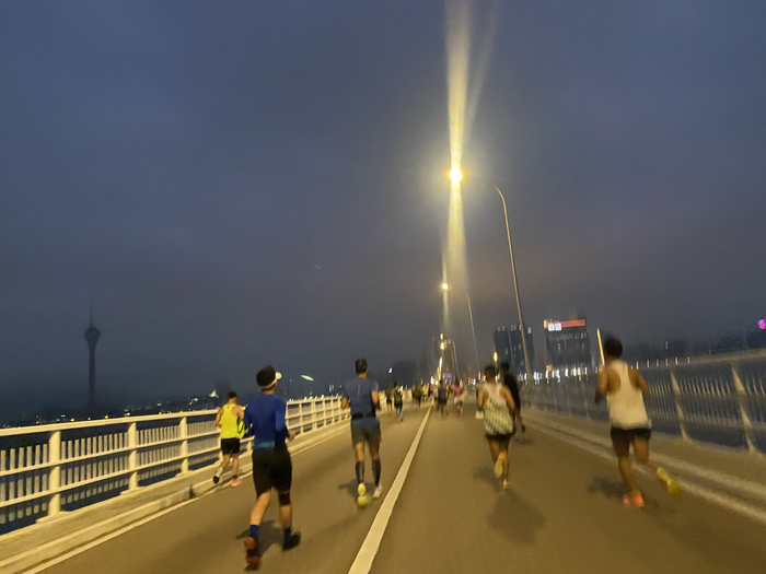 澳门马拉松起跑后，城市仍是一片朦胧 受访者供图