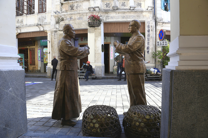 海口水巷口街上新添的雕塑作品《椰乡往事——文昌鸡》。记者陈望 摄