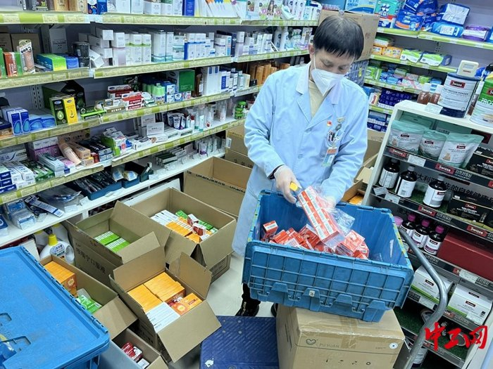 恽江华正在分拣药品。（受访对象供图）