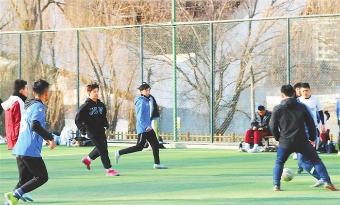 　　体育公园运动的年轻人。新甘肃·甘肃日报记者 李永萍