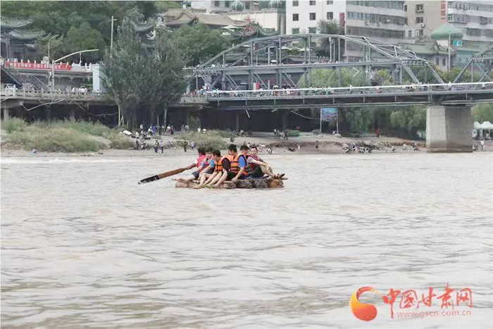 游客乘坐羊皮筏子体验漂流乐趣（资料图）