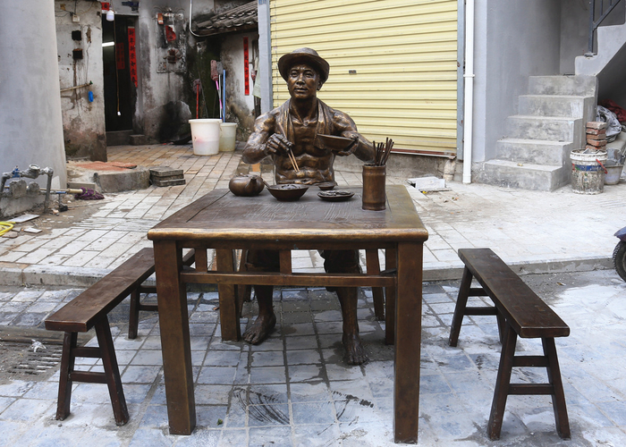 海口水巷口街上新添的雕塑作品《辣汤饭》。记者陈望 摄